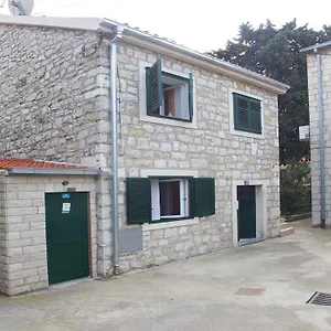 Leo Apartment Split